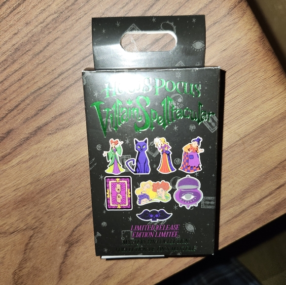 Disney Hocus Pocus Villain Spelltacular Mystery Pin Collection - New and Sealed - Picture 2 of 4